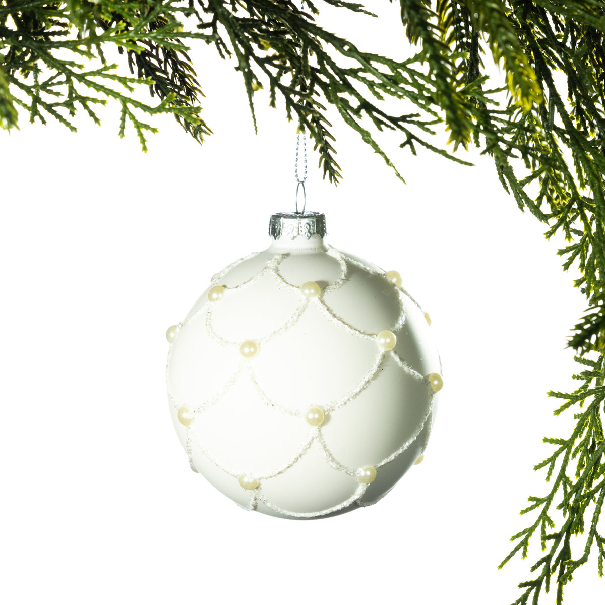 Christmas Wishes White Pearl Lattice Bauble – White round bauble decorated with a glitter lattice pattern and pearl-like accents for a refined and decorative Christmas tree display.