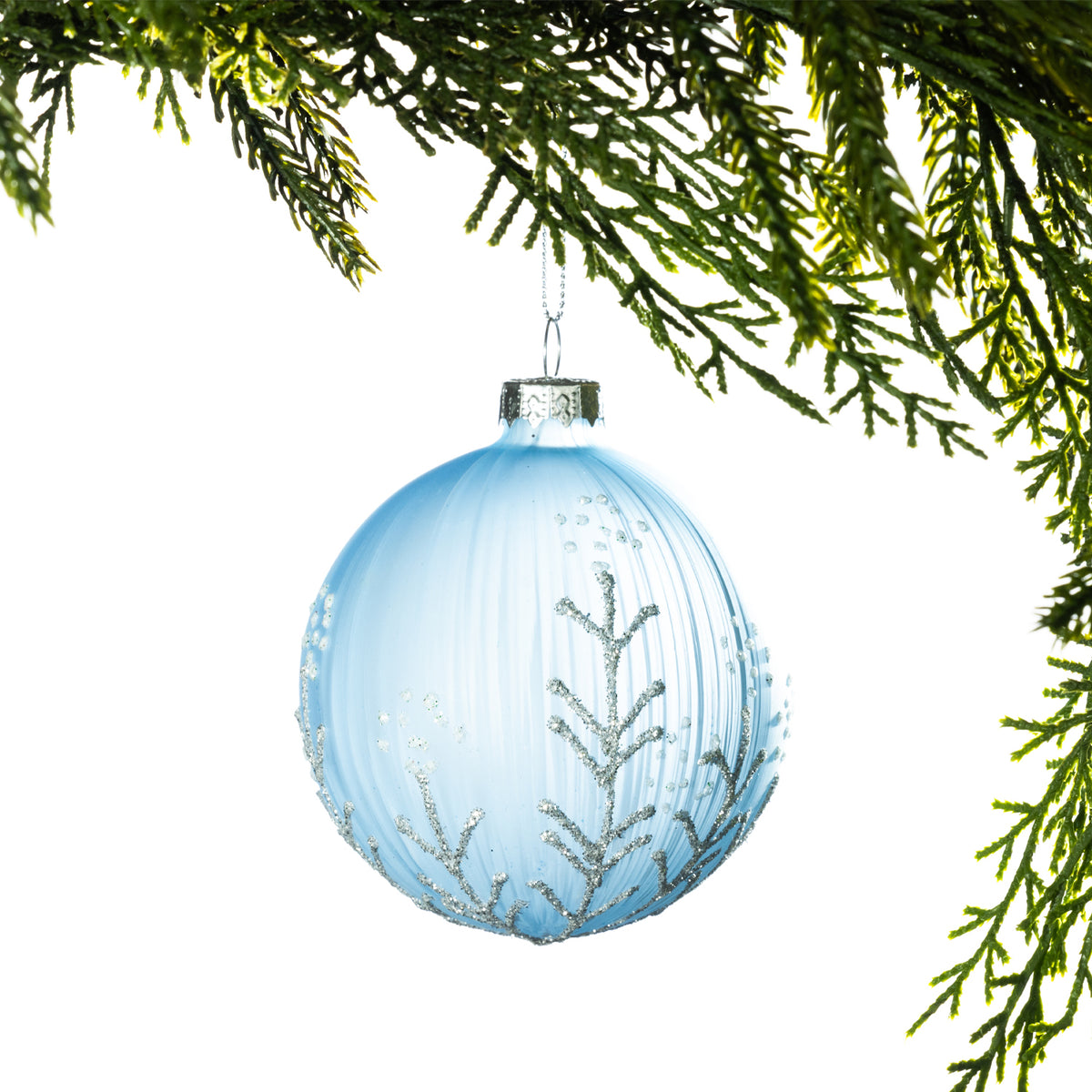 Christmas Wishes Frosted Silver Glitter Leaf Bauble Pale Blue – Pale blue glass bauble featuring a soft frosted finish with delicate silver glitter leaf and branch detailing. Its cool colour palette and subtle sparkle bring an elegant winter-inspired look to your Christmas tree.