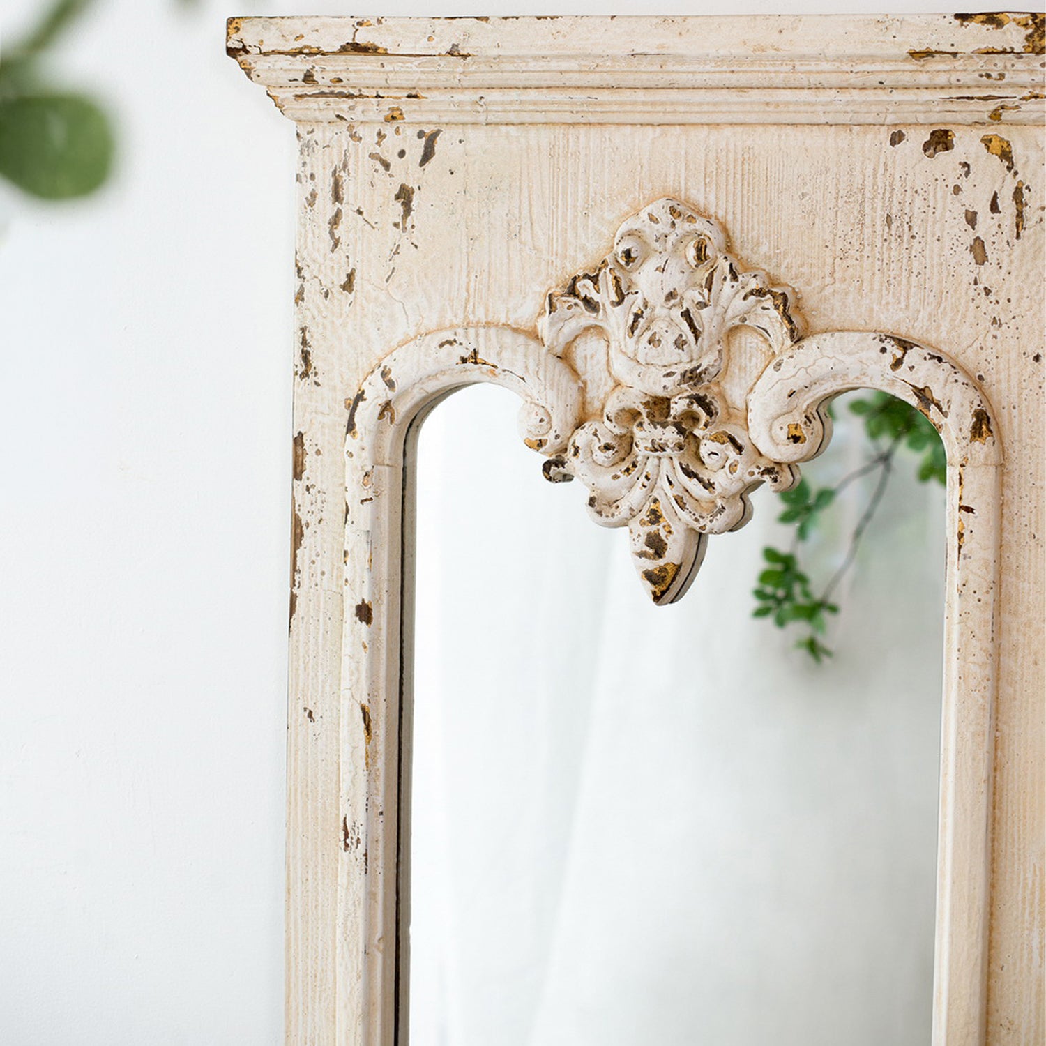 Home Chic Lily Antique Distressed Mirror