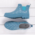 Outsidings Ankle Boot Blue Bloom in Blue, featuring a blue finish with small white daisy motifs, elastic side panels and a matching blue sole.