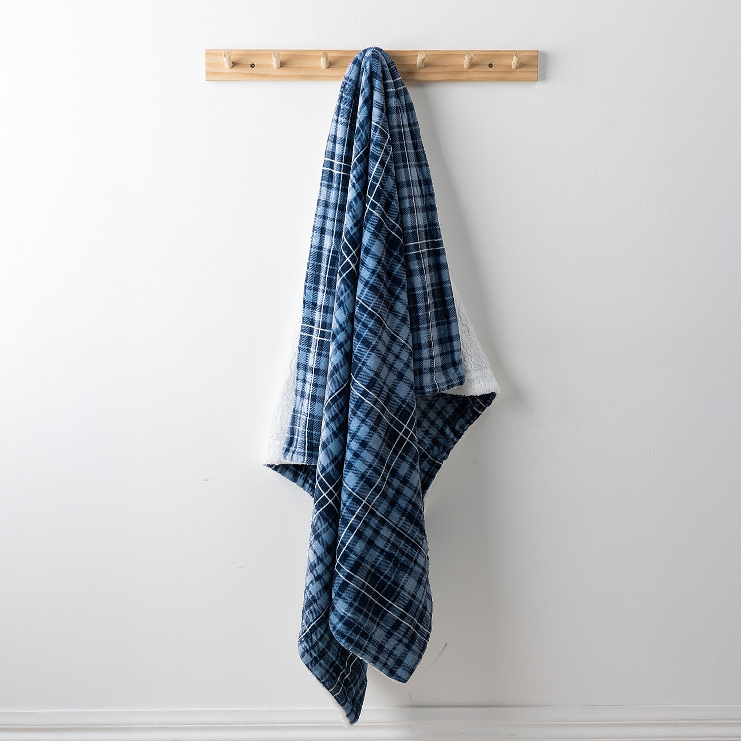 Home Co. Avril Sherpa Throw Blue / Navy