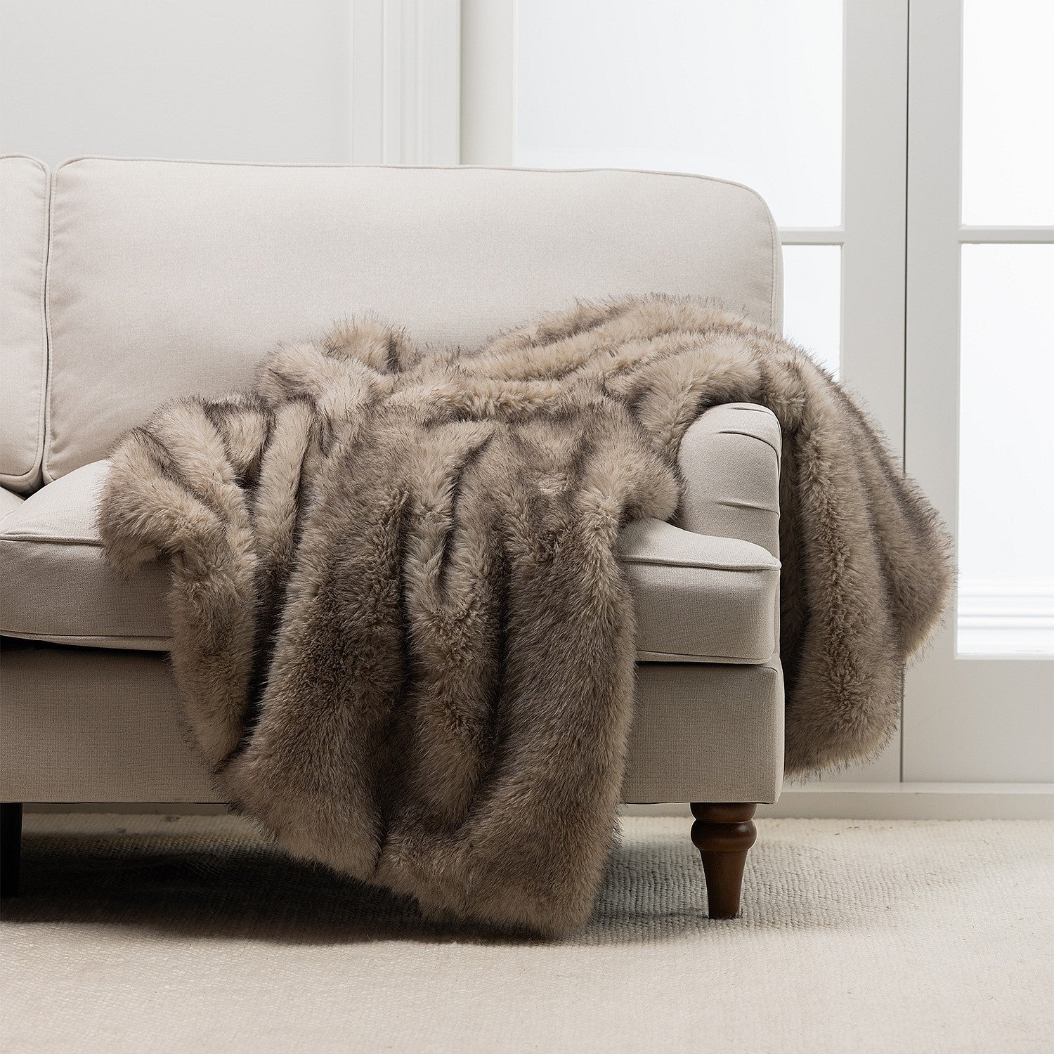 Design Republique Arctic Faux Fur Throw