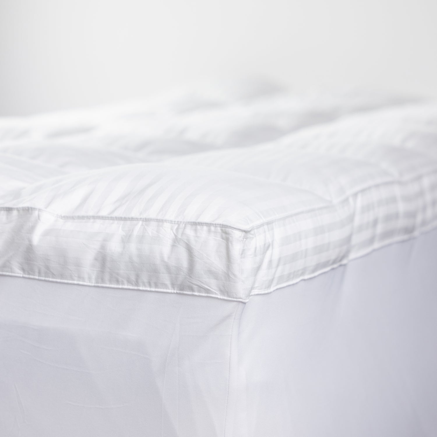 Design Republique Hotel Luxury Mattress Topper Corner showing how it is fitted on the mattress