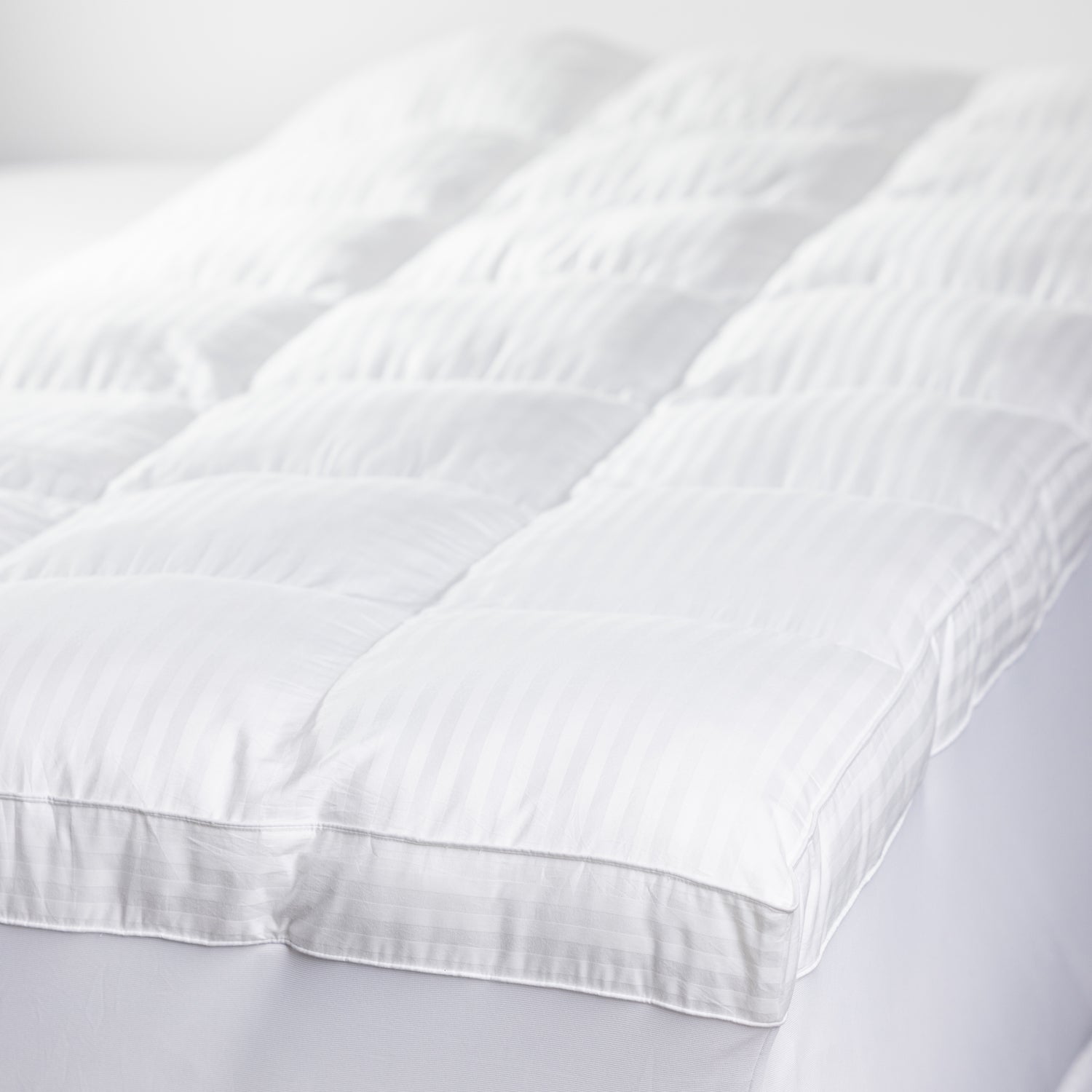 Design Republique Hotel Luxury Mattress Topper displayed on the bed 