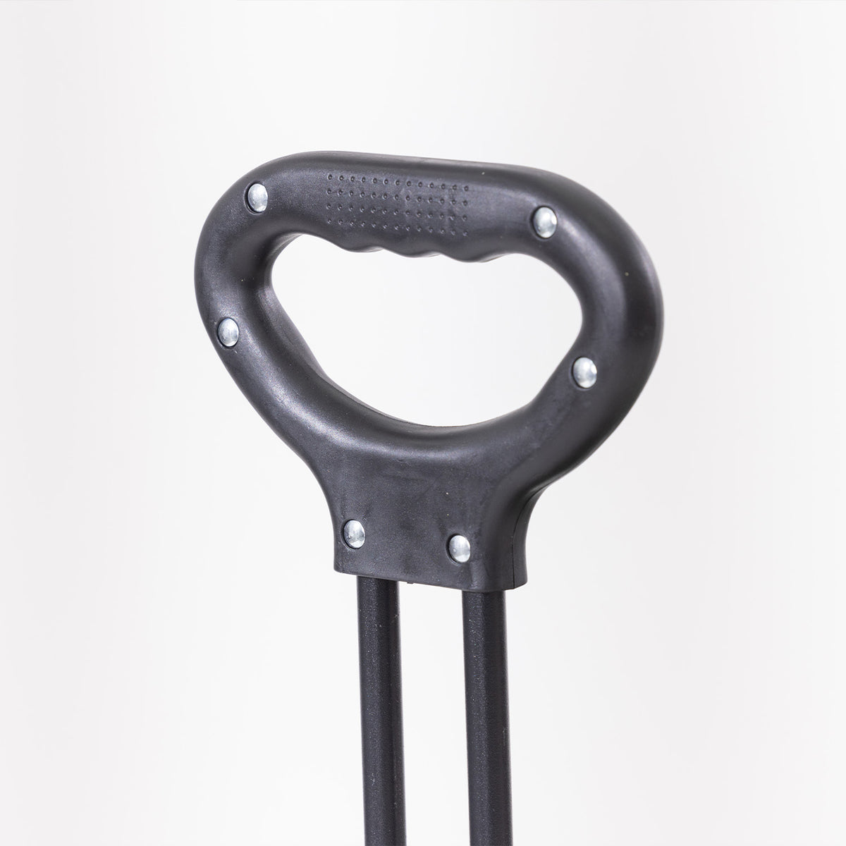 Close-up of the black ergonomic pull handle on the beach trolley.