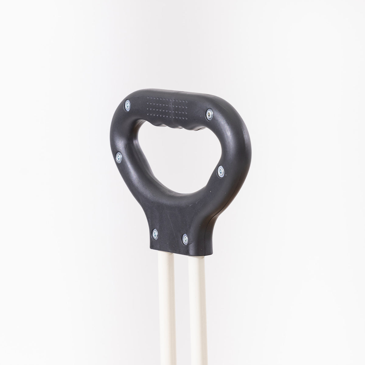 Close-up of the trolley’s black ergonomic pull handle and cream handle frame.