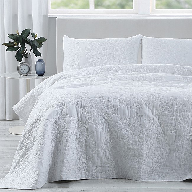 Into Home Medallion Coverlet 